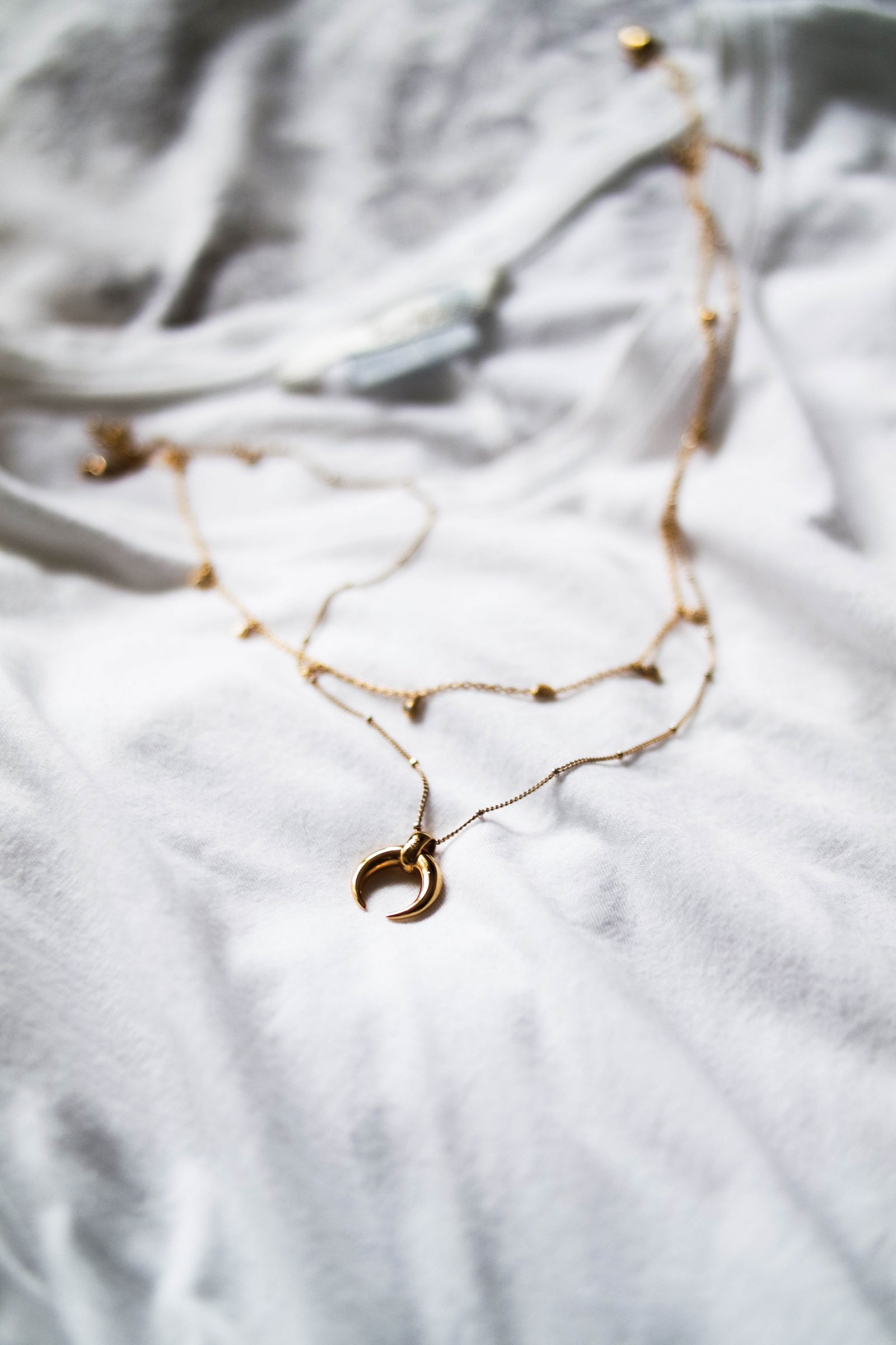 3 Ways To Style A T Shirt - Missoma Gold Horn Necklace