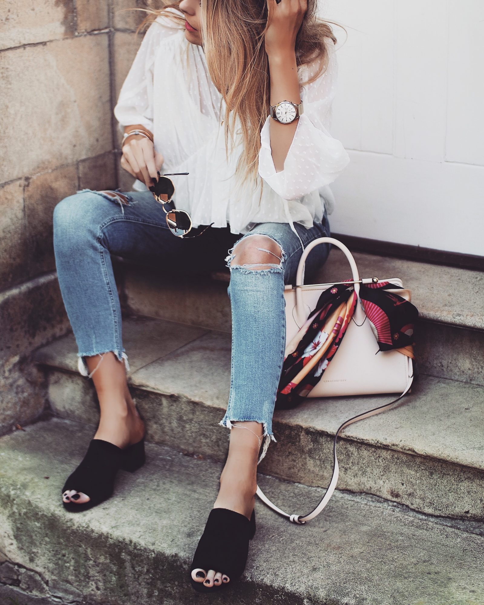 Little White Dress - Ripped Lightwash Jeans