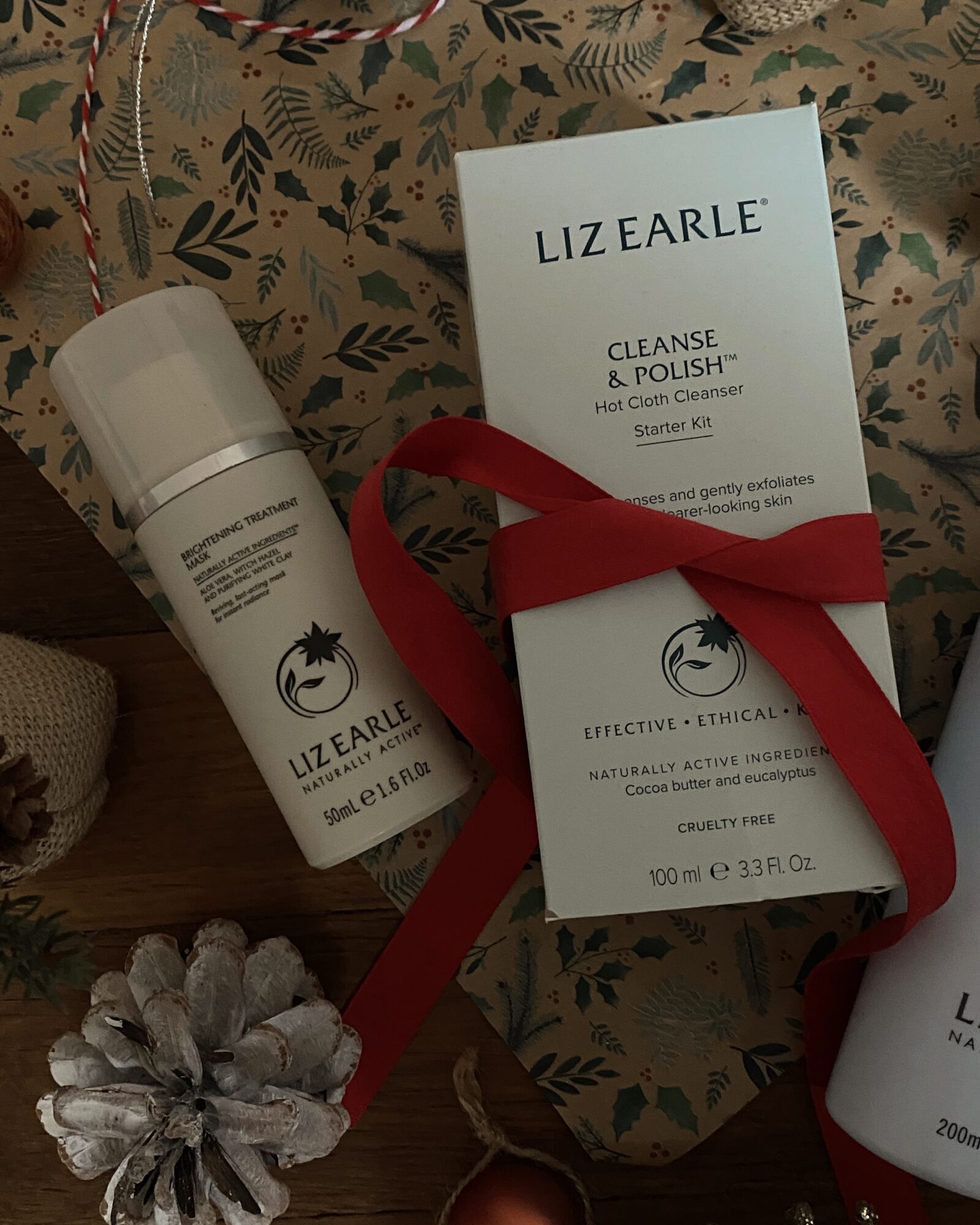 Kejutan, Kejutan, Kejutan |  Menciptakan Bag of Joy terbaik dengan Boots- Liz Earle Hot Cloth Cleanser